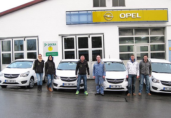 Hans Mittermeier übergibt 4 neue Opel Karl